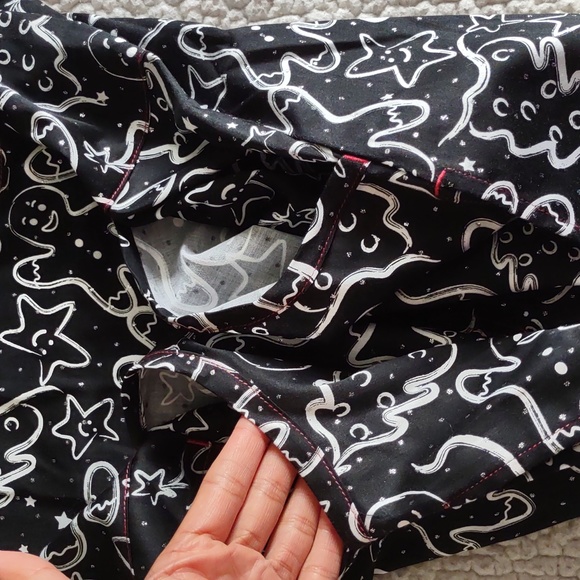 NWT Koi By Kathy Peterson Size XXS Black Metallic Gingerbread Alice Scrub Top - Picture 9 of 16